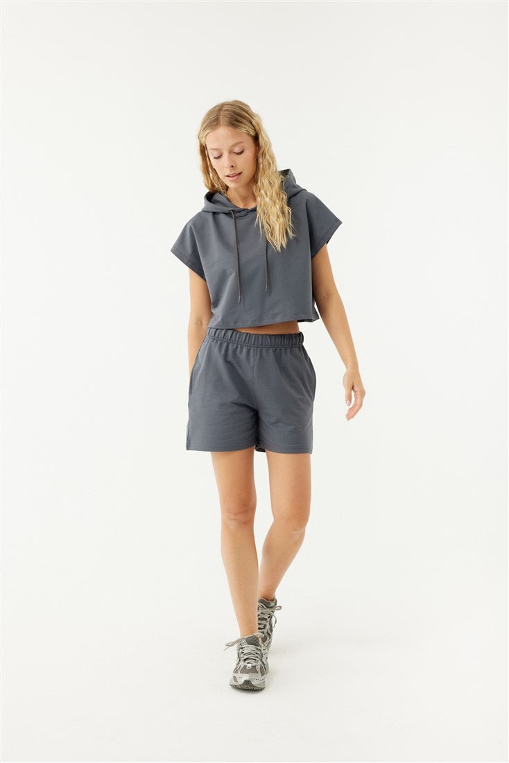 ALICE D.GREY SLEEVELES CROP HOODIE/ SHORT SET